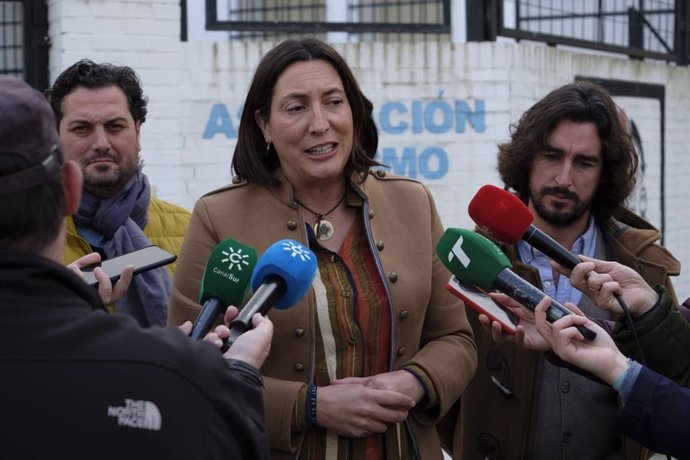 La secretaria general del PP-A, Dolores López, ante los medios en Huelva.