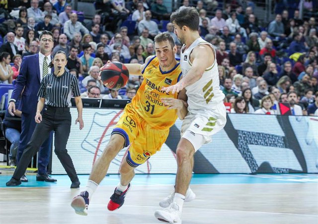 Nikola Radicevic jugando con el Herbalife