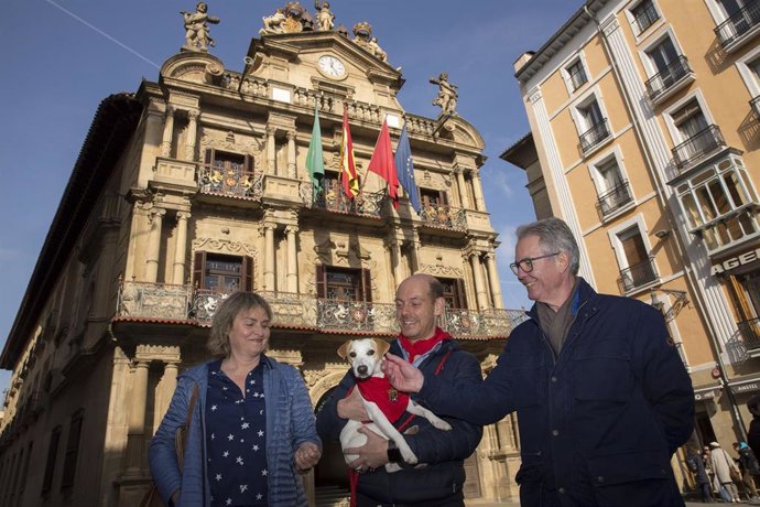 El perro Pipper en la Plaza del Ayuntamiento.