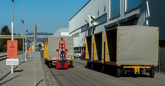 Seat incorpora robots autónomos para automatizar el transporte exterior de piezas