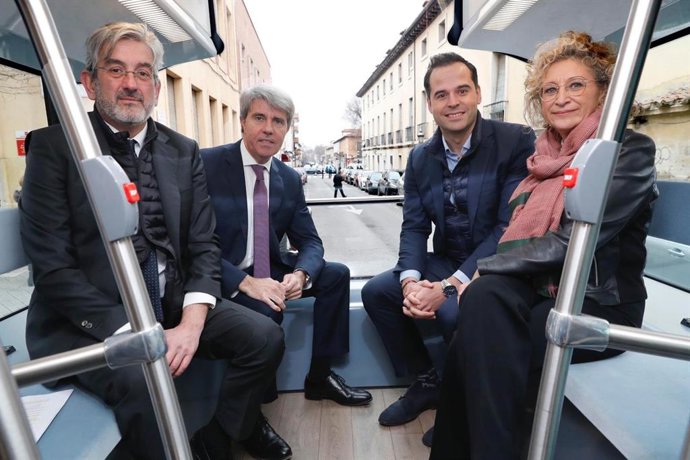 El vicepresidente de la Comunidad de Mdarid, Ignacio Aguado; el consejero de Transportes, Ángel Garrido; y la alcaldesa de Aranjuez, María José Martínez de la Fuente
