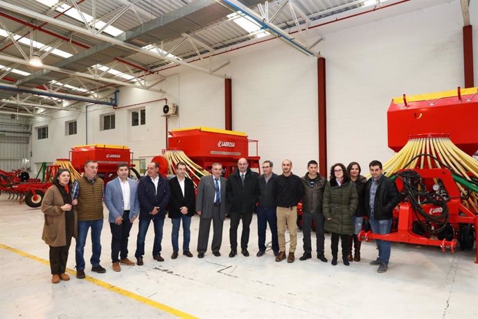 El presidente de Aragón, Javier Lambán, visita la nueva sede de la empresa Larrosa Arnal, fabricante y comercializadora de maquinaria agrícola desde hace 90 años, con sede en Belchite (Zaragoza).