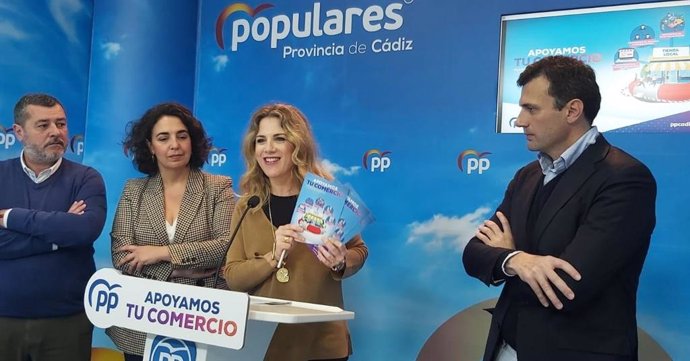 La presidenta provincia del PP de Cádiz, Ana Mestre, en rueda de prensa