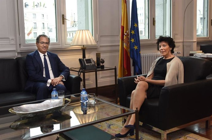 El consejero de Educación y Juventud de la Comunidad de Madrid, Enrique Ossorio, y la ministra de Educación y Formación Profesional, Isabel Celaá, en una reunión el pasado mes de octubr.