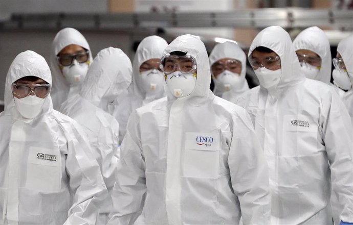 Técnicos surcoreanos trabajan en las tareas de desinfección por el coronavirus