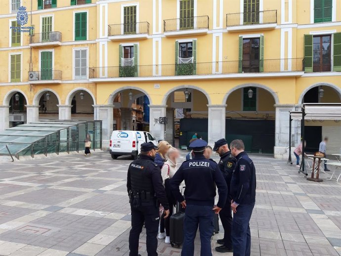 Agentes de la Policía Nacional y la del Estado Federal de Brandeburgo en la Plaza Mayor de Palma.