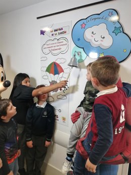 Varios niños hacen sonar La campana de los Sueños