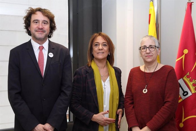 La directora general de Política Lingüística del Govern, Beatriu Defior, y los cargos homólogos del gobierno catalán y valenciano, Ester Franquesa y Rubén Trenzano, respectivamente.