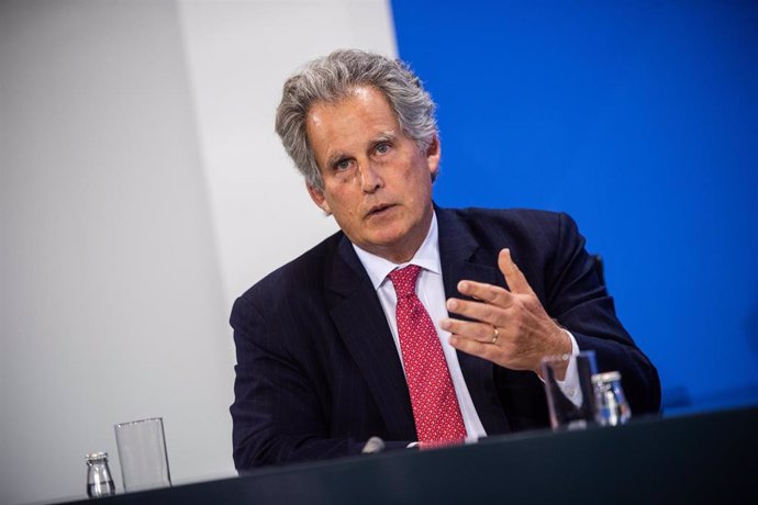01 October 2019, Berlin: Acting Managing Director of the International Monetary Fund (IMF) David Lipton speaks at a press conference, after German Chancellor Angela Merkel and the chairmen of international economic and financial organisations meeting at