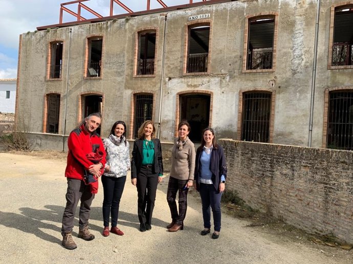 Autoridades de la Junta y del Ayuntamiento de Priego durante el encuentro mantenido