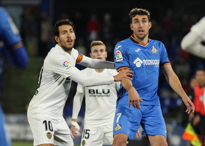 Dani Parejo marca a Jaime Mata en el Getafe-Valencia de la Copa del Rey 2018-2019