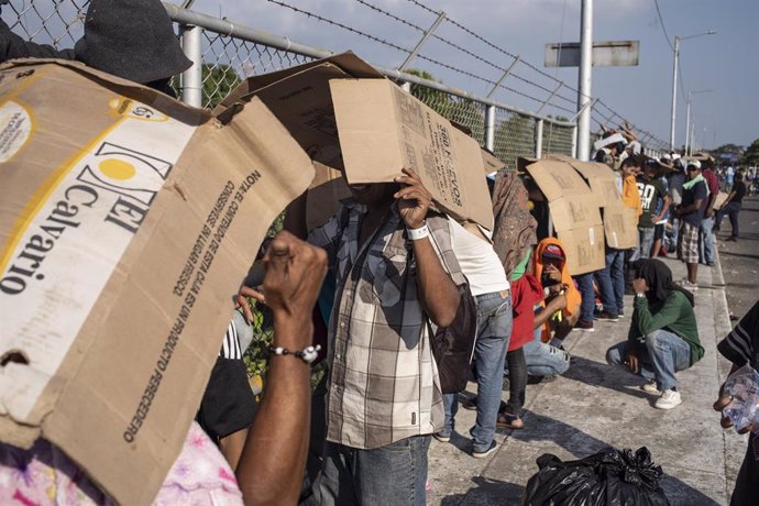 Migrantes hondureños logran cruzar la frontera de Guatemala con México tras varios días de espera