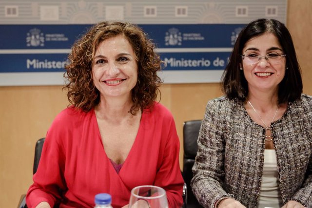 (I-D) La ministra d'Hisenda, María Jesús Montero, i la ministra de Política Territorial i Funció Pública, Carolina Darias, presidint el Consell de Política Fiscal i Financera (CPFF) en el Ministeri d'Hisenda, a Madrid (Espanya).