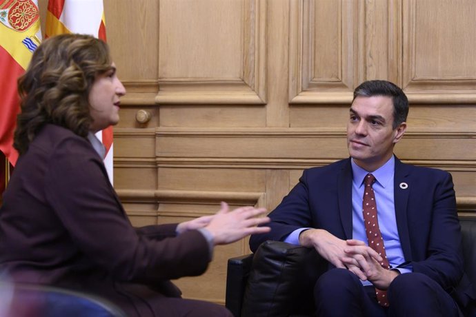 El presidente del Gobierno, Pedro Sánchez durante su reunión con la alcaldesa de Barcelona, Ada Colau en el Ayuntamiento de la capital catalana.