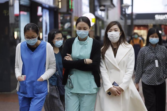 05 February 2020, China, Hong Kong: Clinic nurses walk on the street with face masks amid the outbreak of the coronavirus. Photo: Liau Chung-Ren/ZUMA Wire/dpa
