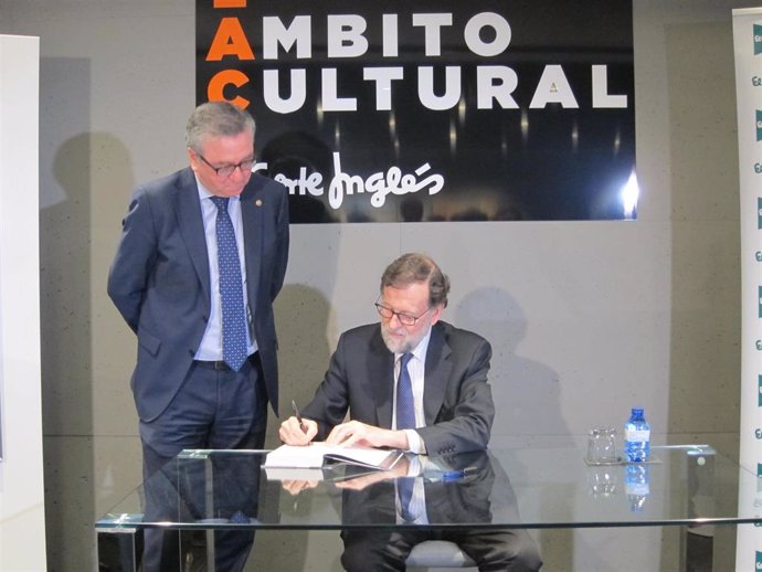 Mariano Rajoy firma un ejemplar de su libro en Murcia