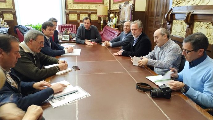 Reunión entre el alcalde de Valladolid, representantes de Adif y de las asociaciones vecinales de Pilarica, Belén y Los Santos-Pilarica.