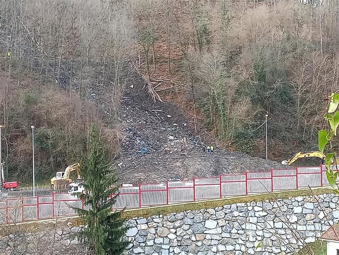 Los geólogos analizan cómo retirar los escombros de la AP-8 para evitar más desprendimientos en Zaldibar