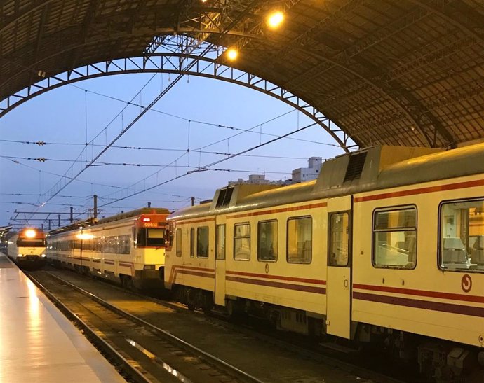 Un tren de Cercanías en la Estación del Norte de Valncia.