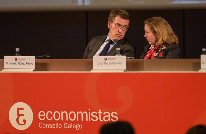 Acto de entrega del Premio Economía con la vicepresidenta económica del Gobierno Nadia Calviño y el presidente de la Xunta de Galicia, Alberto Núñez Feijóo, en A Coruña, el 7 de febrero de 2020.