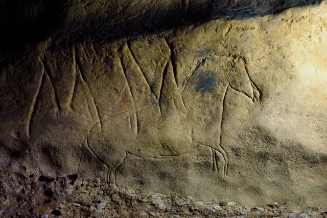 Pintura rupestre del primer santuario paleolítico hallado en Catalunya, integrado por más de un centenar de grabados de hace unos 15.000 años.