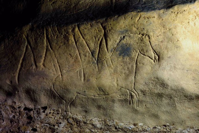 Pintura rupestre del primer santuari paleolític trobat a Catalunya, integrat per més d'un centenar de gravats de fa uns 15.000 anys.