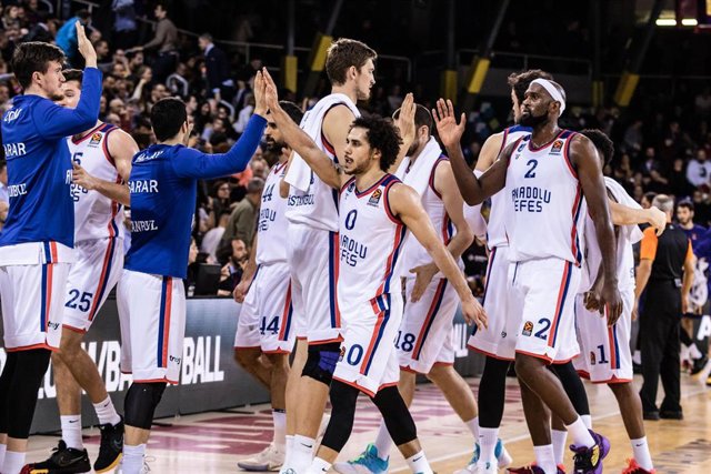 Los jugadores del Anadolu Efes celebran un triunfo.