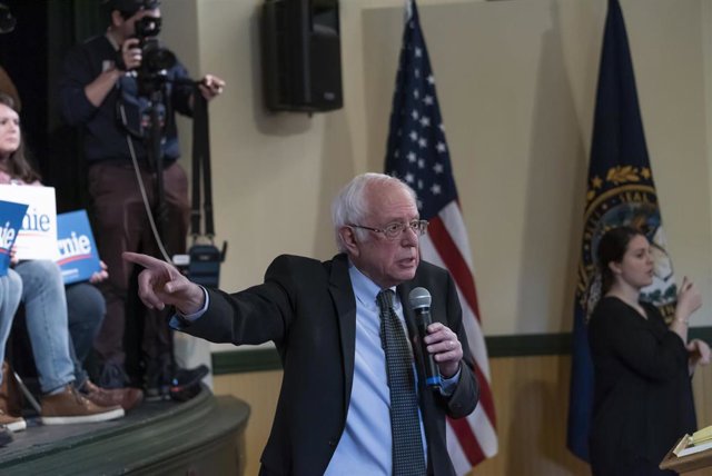 Democratic pre-candidates debate for the first time since the Iowa caucus El precandidato demócrata y senador por Vermont Bernie Sanders.