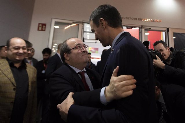 El presidente del Gobierno Pedro Sánchez se abraza al Secretario General del PSC, Miquel Iceta, durante una reunión con él y otras figuras de la ejecutiva del PSC, en Barcelona a 6 de febrero de 2020