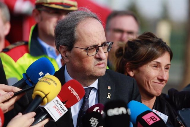 El presidente de la Generalitat, Quim Torra, atiende a los medios en el lugar afectado por el incendio en La Canonja (Tarragona)
