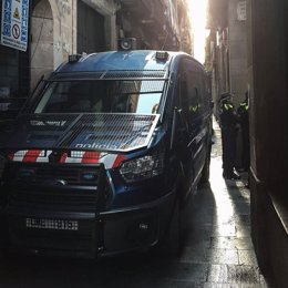 Un furgón de Mossos d'Esquadra durante el dispositivo contra narcopisos en el Raval, junto a la Guardia Urbana de Barcelona.