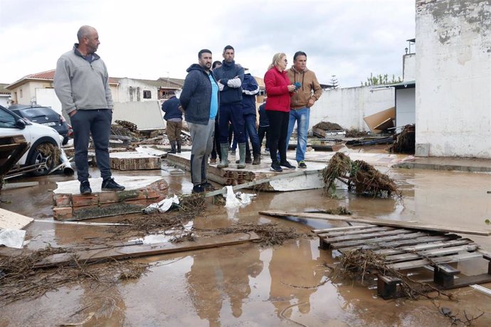 Vecinos del distrito de Campanillas observan los daños provocados por la lluvia.