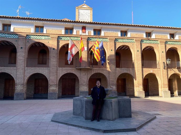 El teniente de alcalde de La Almunia de Doña Godina, Juan José Moreno en la plaza del Ayuntamiento, donde se instalarán cámaras de vigilancia