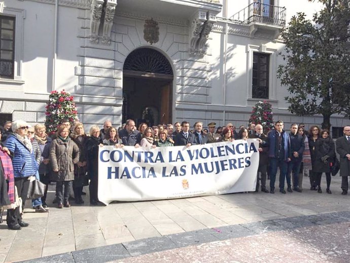 Minuto de silencio en Granada por la víctima de violencia de género en febrero de 2018 en Guadix