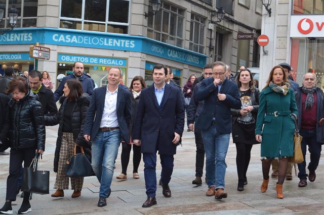 El secretario xeral del PSdeG, Gonzalo Caballero, en un paseo por Ourense junto a cargos de su partido.