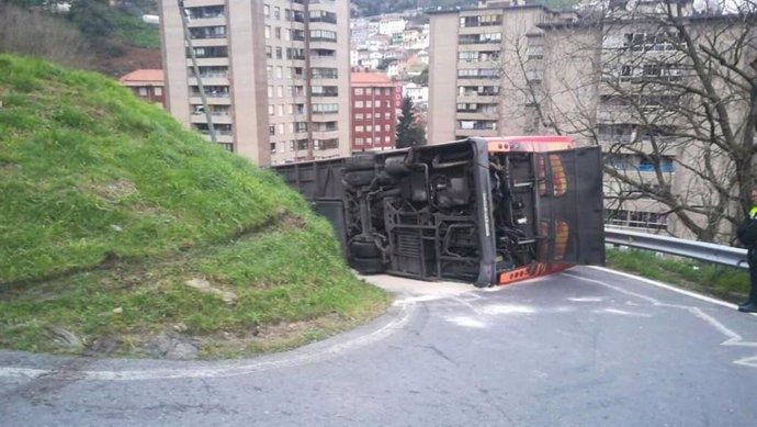 Imagen del autobus de Bilbobus volcado en la Estrada Masustegui de Bilbao