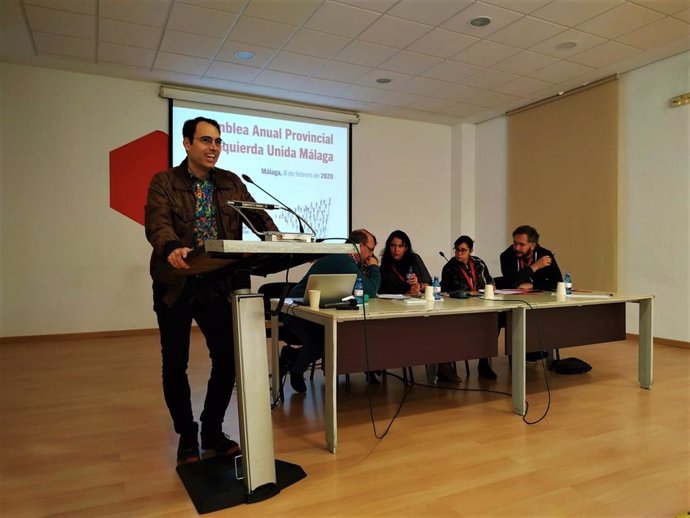 El coordinador general de IU-A, Toni Valero, interviene en la Asamblea de Balance de IU Málaga.