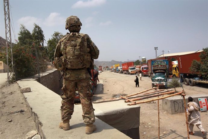 Soldado afgano en un control