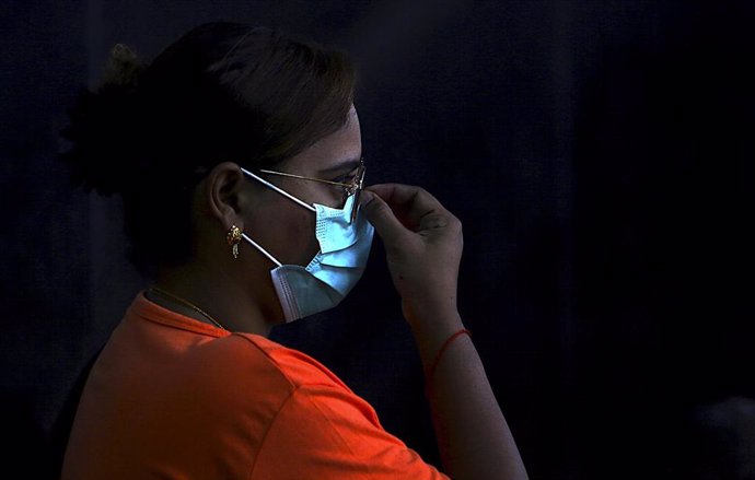 Mujer con mascara para evitar el contagio del nuevo coronavirus