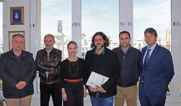 Imagen del encuentro de la delegada de la Junta de Andalucía en Cádiz, Ana Mestre, con la Asociación de la Prensa de Cádiz., promotora de que Cádiz acoja en 2025 el X Congreso Internacional de la Lengua Española.