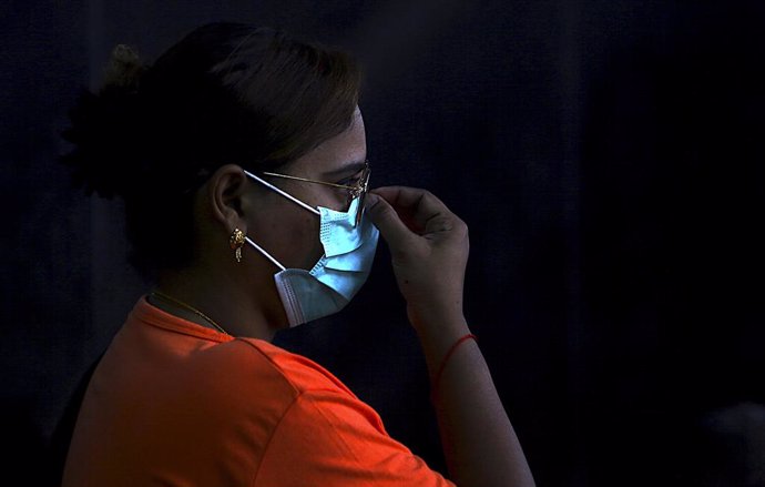 Dona amb una mscara per evitar el contagi del nou coronavirus