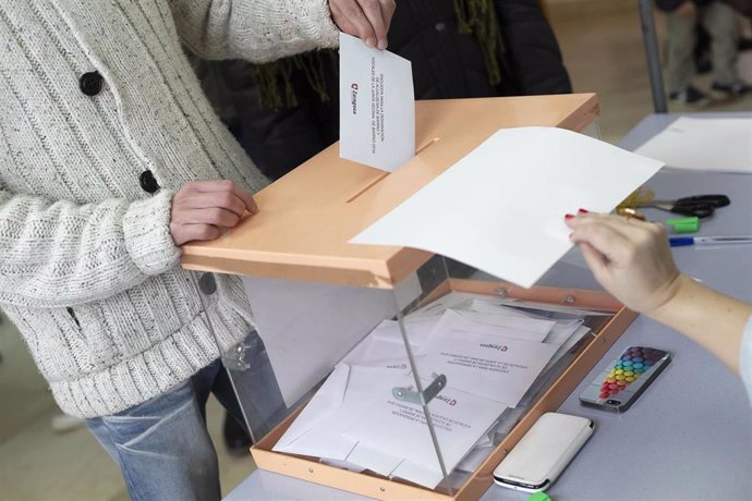 Votante, urna, papeleta, elecciones
