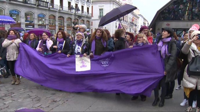 VÍDEO: Unas 7.000 mujeres protagonizan una cadena feminista en Madrid para recla