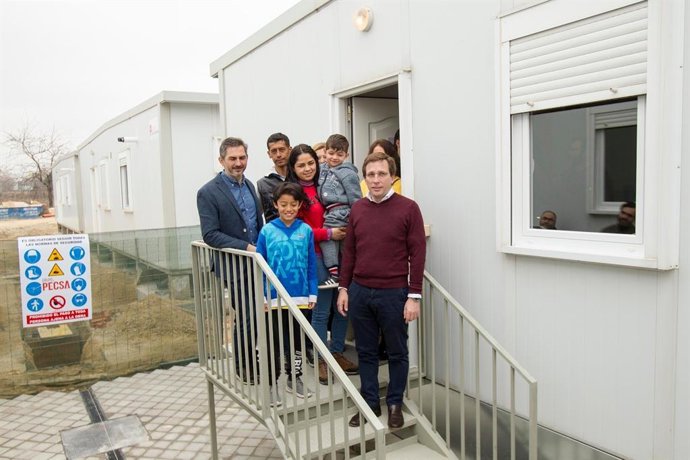 Almeida visita el centro de acogida temporal de refugiados