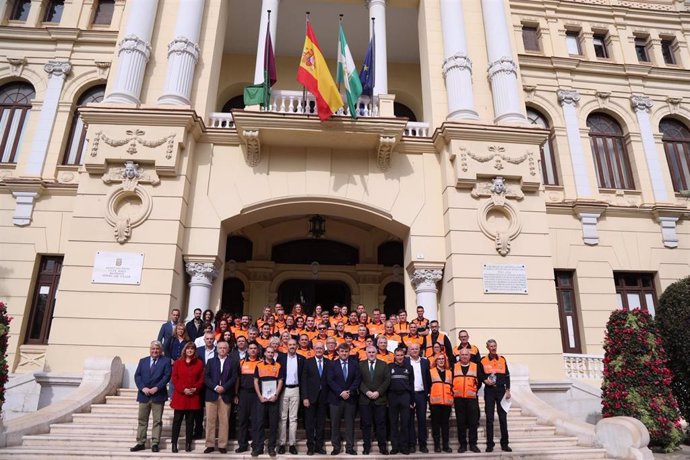 El Ayuntamiento De Málaga Informa (Con 6 Fotografías): El Ayuntamiento Reconoce La Labor De Los Voluntarios De Protección Civil