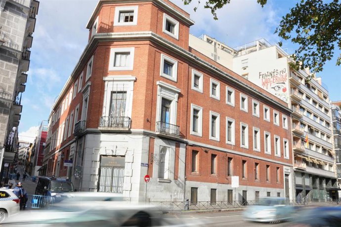 Fachada del edificio de La Ingobernable, tras el desalojo por parte de la Policía Municipal con un operativo de más de 130 efectivos, en Madrid (España), 13 de noviembre de 2019.