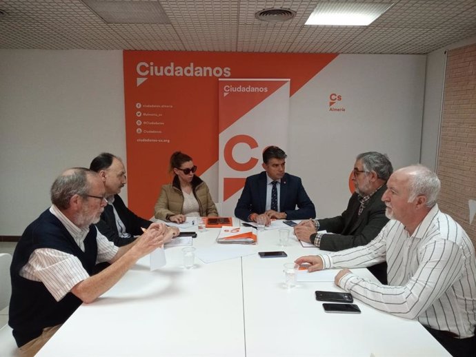 Imagen del encuentro de la parlamentaria autonómica de Ciudadanos (Cs) por Almería, Mercedes López, y el portavoz en el Ayuntamiento de Almería, Miguel Cazorla, con la Mesa del Ferrocarril.