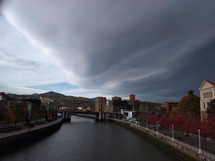 Imagen de nubes sobre Bilbao (archivo)
