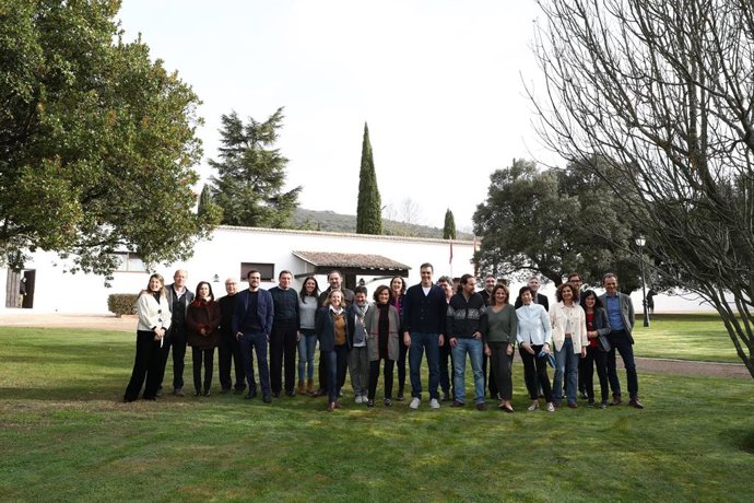 Pedro Sánchez i els ministres que componen l'executiu central a la finca estatal de Quintos de Mora, situada al terme municipal de los Yébenes (Toledo).