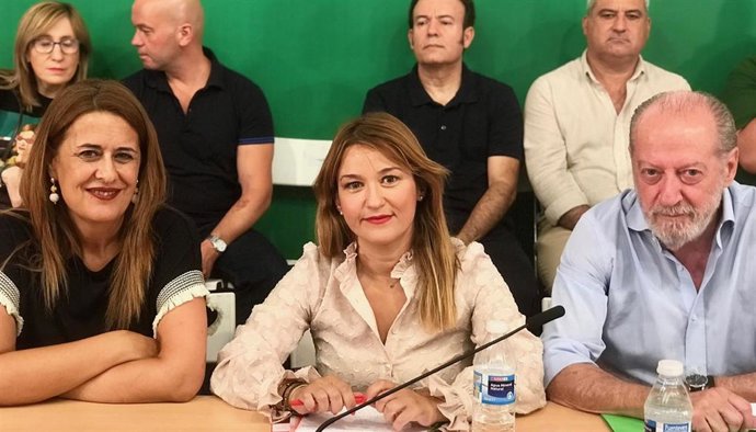La secretaria de Organización del PSOE de Sevilla, Sonia Gaya, junto a la secretaria general, Verónica Pérez, y el presidente provincial, Fernando Rodríguez Villalobos. 